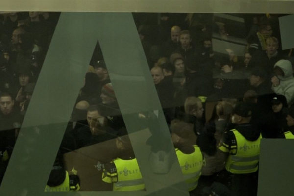 Boze Vitesse-supporters worden tegengehouden door de politie. Foto: Omroep Gelderland