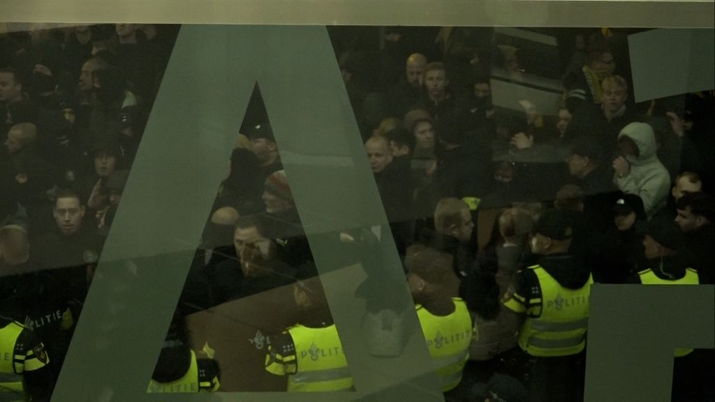 Boze Vitesse-supporters worden tegengehouden door de politie. Foto: Omroep Gelderland
