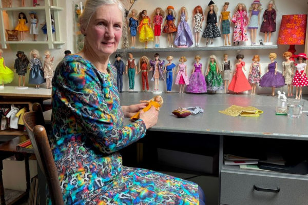 Sonja maakt duurzame barbiekleding. Foto: Omroep Gelderland