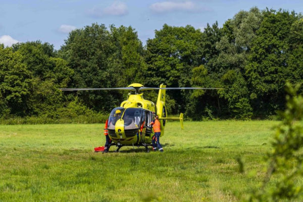 Een traumahelikopter landde in de buurt van het ongeluk. Foto: Dennis van Bemmel/Persbureau Heitink