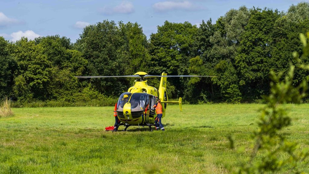 Een traumahelikopter landde in de buurt van het ongeluk. Foto: Dennis van Bemmel/Persbureau Heitink