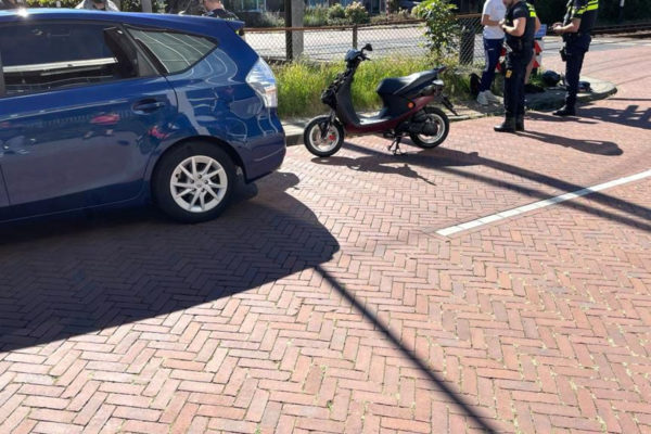 Scooterrijder raakt lichtgewond na aanrijding. Foto: Martin Slijper