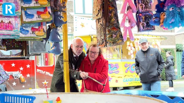 Burgemeester  Carol van Eert op de kermis in Velp. Foto: Martin Slijper