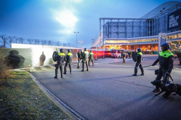 Politie treedt op na de wedstrijd Vitesse-Feyenoord. Foto: Persbureau Heitink