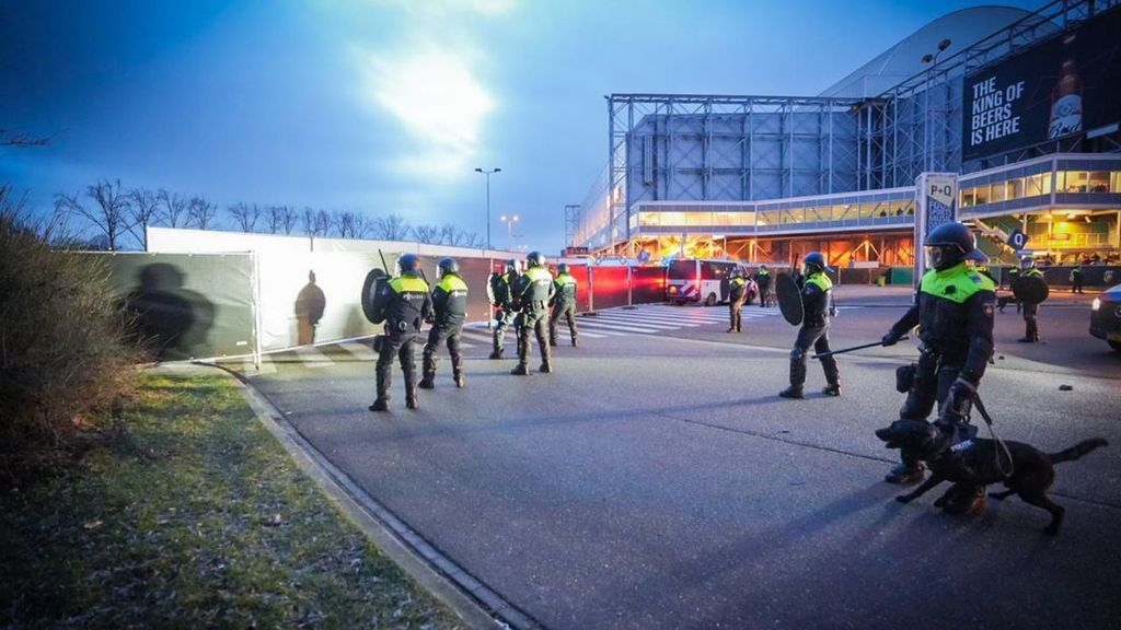 Politie treedt op na de wedstrijd Vitesse-Feyenoord. Foto: Persbureau Heitink