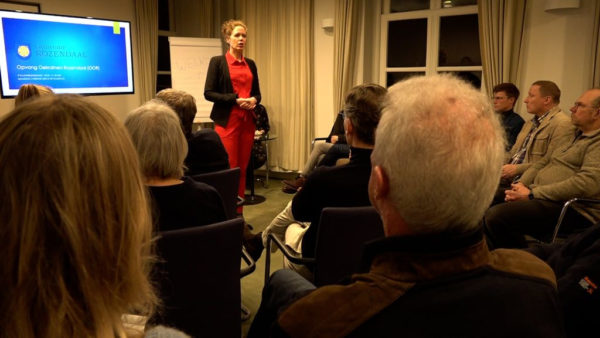 Burgemeester Ester Weststeijn opent de inloopavond op het gemeentehuis in Rozendaal. Foto: Omroep Gelderland.
