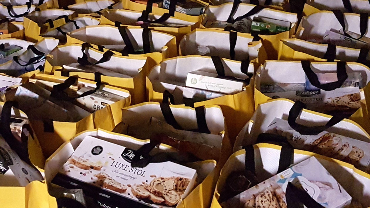 Stichting Strak geeft 450 kersttassen weg. Foto: Strak