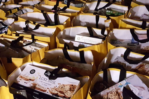 Stichting Strak geeft 450 kersttassen weg. Foto: Strak