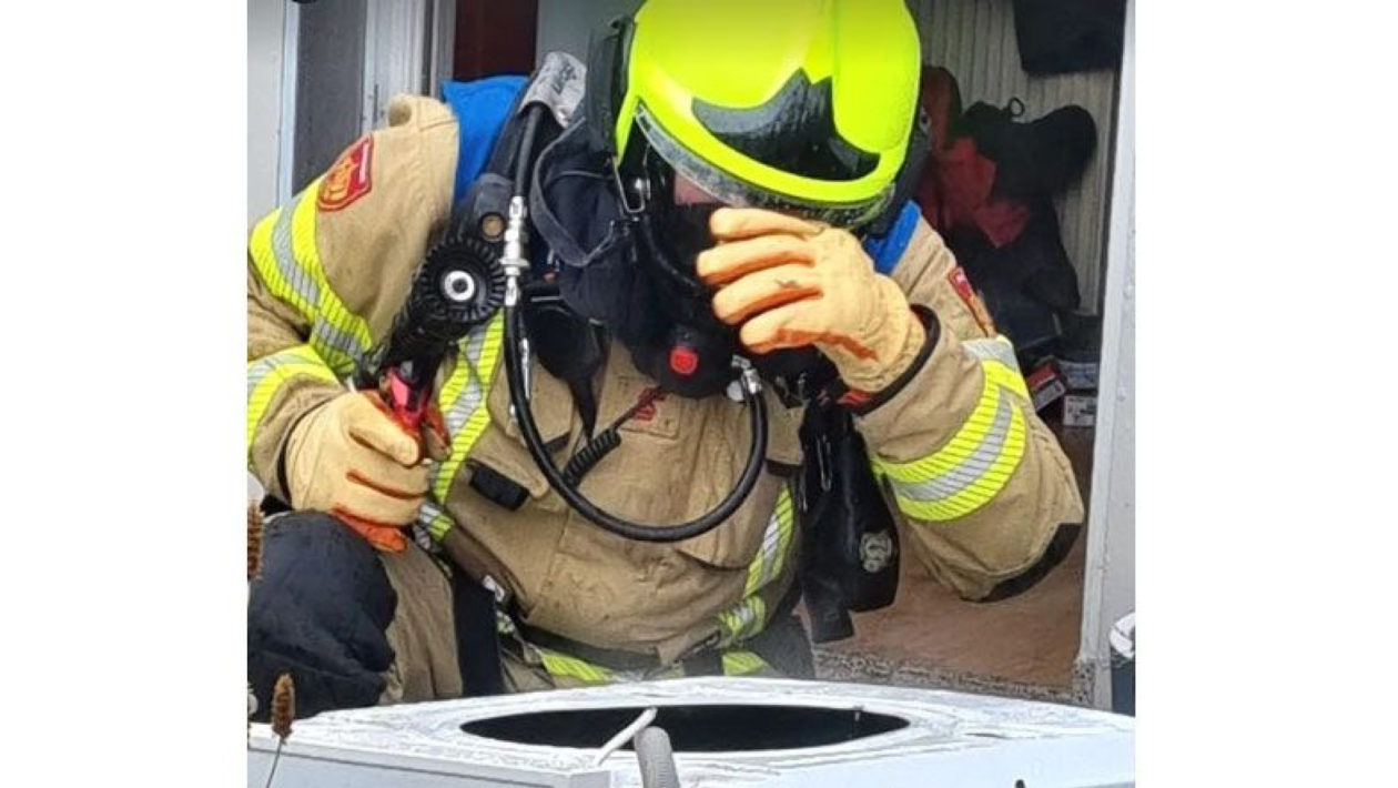 Brandweer in actie voor brand in wasmachine in Dieren. Foto: Politie Rheden