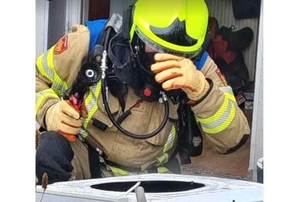 Brandweer in actie voor brand in wasmachine in Dieren. Foto: Politie Rheden
