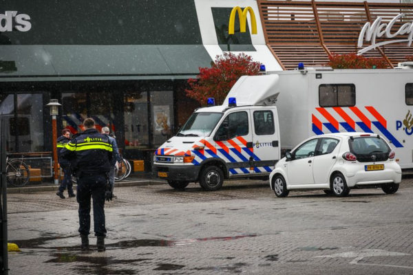 Politieonderzoek na de schietpartij in de McDonalds in Zwolle. Foto: ANP