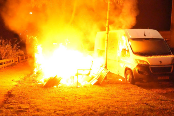 Forse schade door brandstichting aan bestelbus in Rheden. Foto: Persbureau Heitink