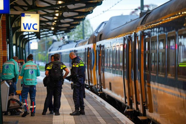 De politie doet onderzoek bij de trein waar het incident gebeurde. Foto: Persbureau Heitink