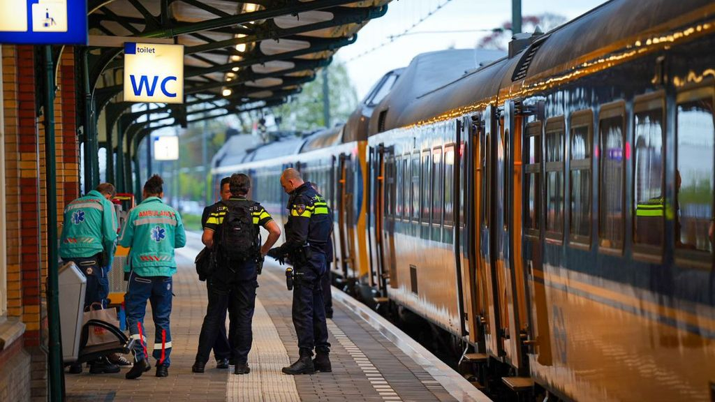 De politie doet onderzoek bij de trein waar het incident gebeurde. Foto: Persbureau Heitink