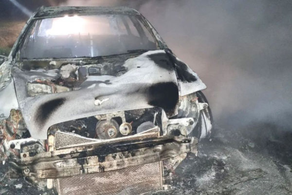 Auto gaat in vlammen op in Spankeren. Foto: Politie Rheden