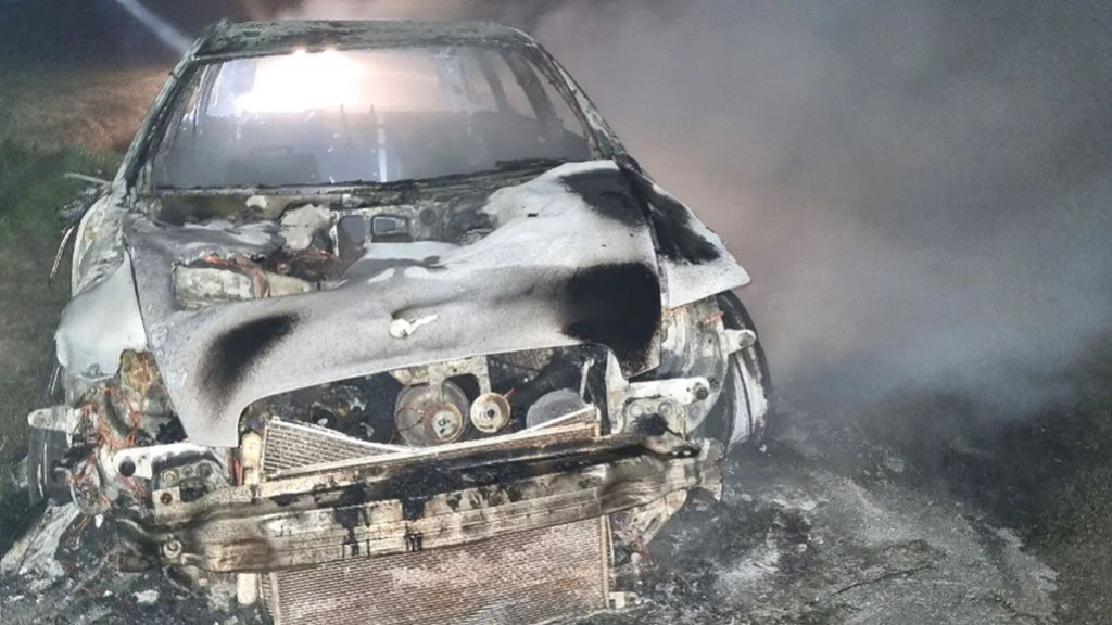 Auto gaat in vlammen op in Spankeren. Foto: Politie Rheden