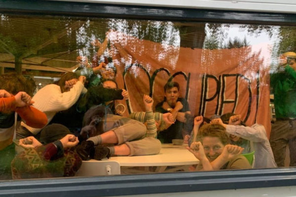 De actievoerders houden de hogeschool in Velp nog altijd bezet. Foto: Arvid Volborth
