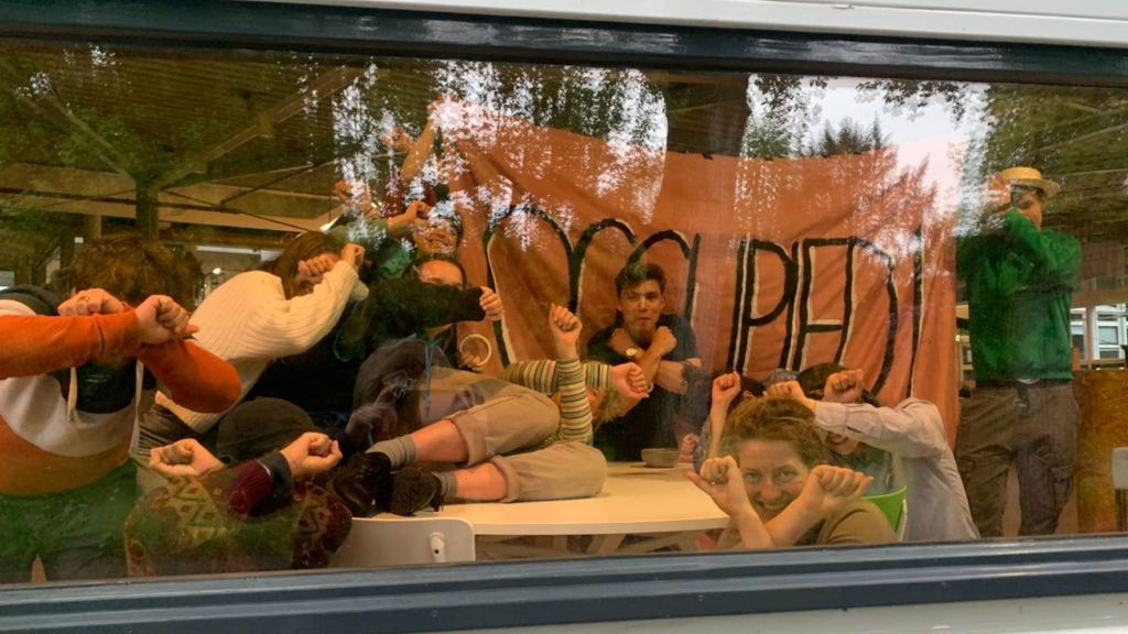 De actievoerders houden de hogeschool in Velp nog altijd bezet. Foto: Arvid Volborth