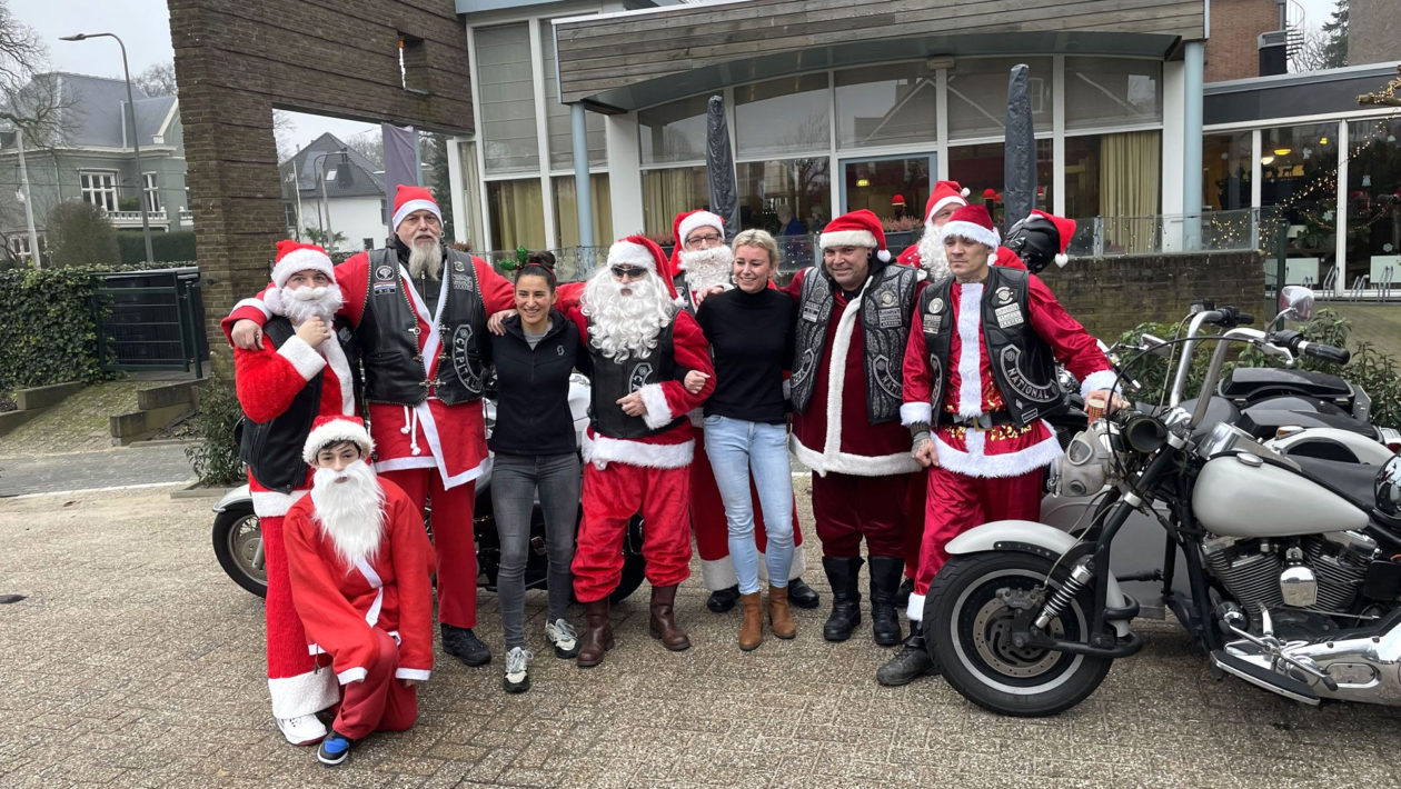Kerstmannen op dikke motoren in Velp bezoeken . Foto: Martin Slijper