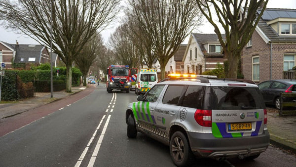 Brandweer in actie voor gewonde kat onder busje in Velp. Foto: Persbureau Heitink