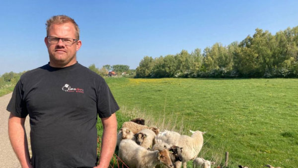 Schapenhouder Wilbert Verriet vindt dat er wel wat haken en ogen aan de subsidie zitten. Foto: Omroep Gelderland