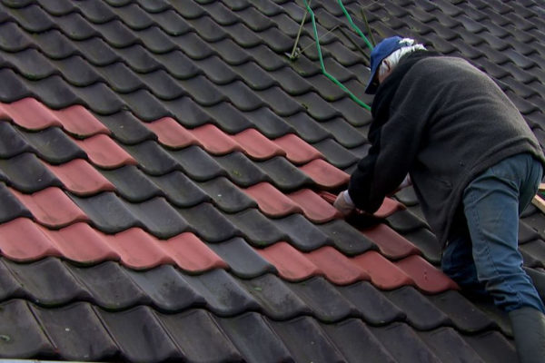 Bart op zijn dak in Rheden. Foto: Omroep Gelderland