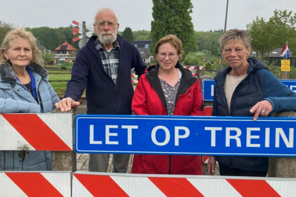 Boze buurtbewoners zijn het niet eens met de afsluiting. Foto: Omroep Gelderland