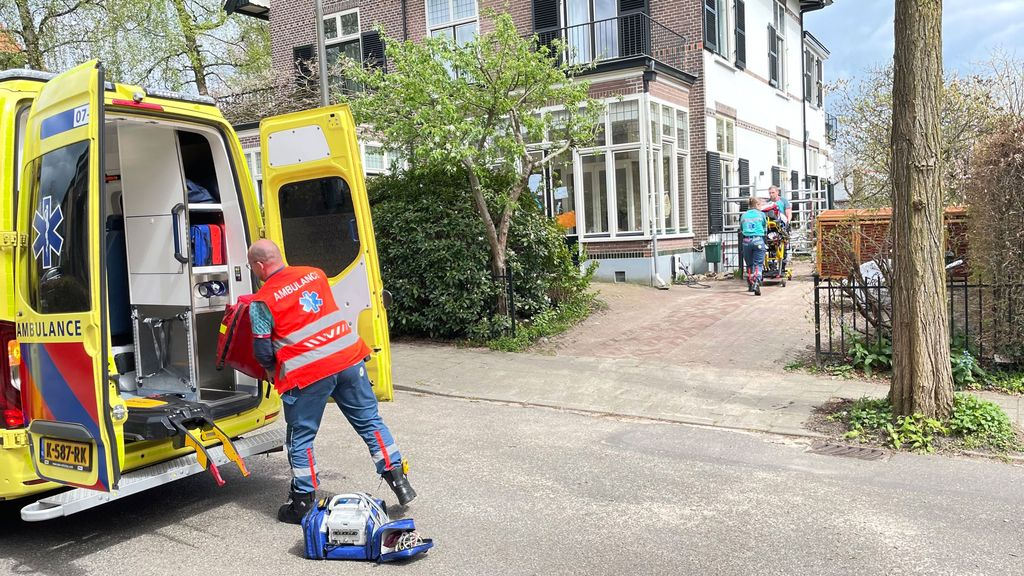 Man valt van hoge steiger in Velp. Foto: Martin Slijper