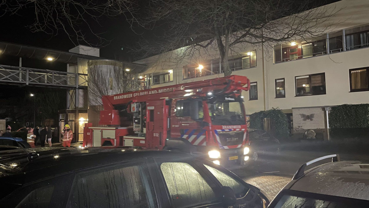 Brandweer ontruimd diverse woningen in Rheden. Foto: Martin Slijper