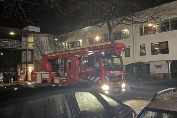 Brandweer ontruimd diverse woningen in Rheden. Foto: Martin Slijper