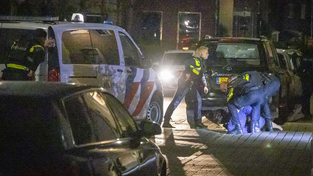 Bij een woning in Dieren is een persoon aangehouden. Foto: Persbureau Heitink