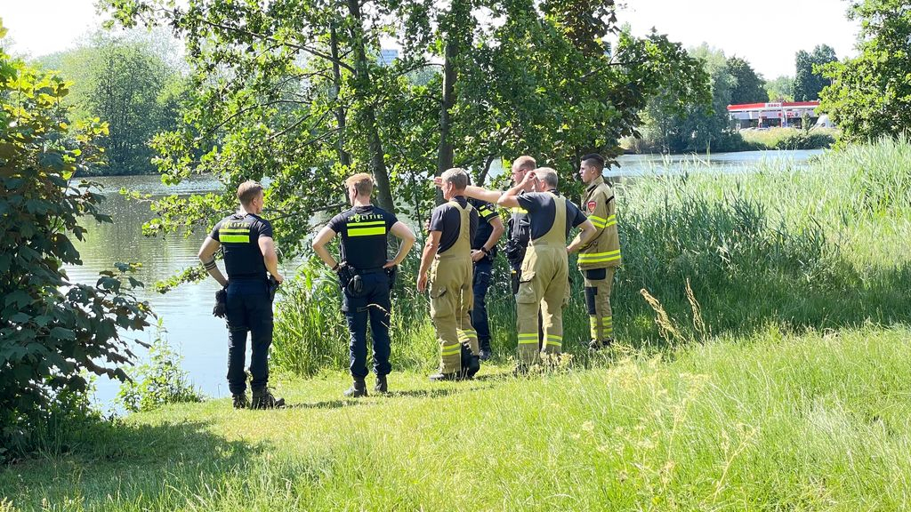 Politie en brandweer zoeken naar Frans in vijver bij Velperbroek. Foto: Martin Slijper