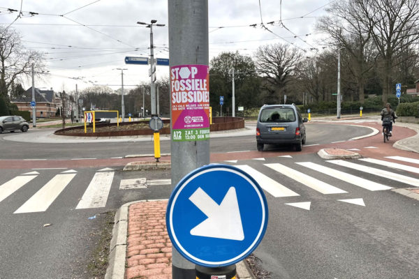 Illegale aanplakbiljetten op gevaarlijkste plek in Velp. Foto: Martin Slijper