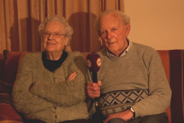 Harm en Dinie Verhaaff vertellen thuis op de bank over hun 70-jarig huwelijk.  Foto: Omroep Gelderland