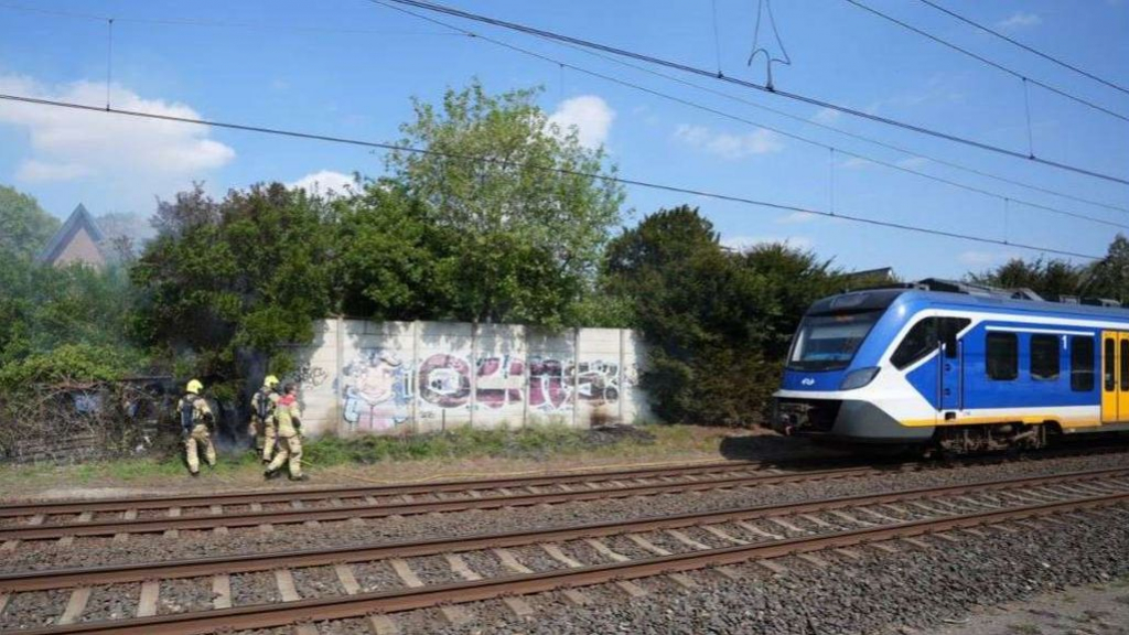 Door de brand is er tijdelijk geen treinverkeer mogelijk tussen Arnhem en Dieren. Foto: Roland Heitink/Persbureau Heitink