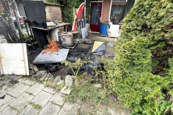 Bewoner probeert brand in Rheden te blussen met tuinslang. Foto: Martin Slijper