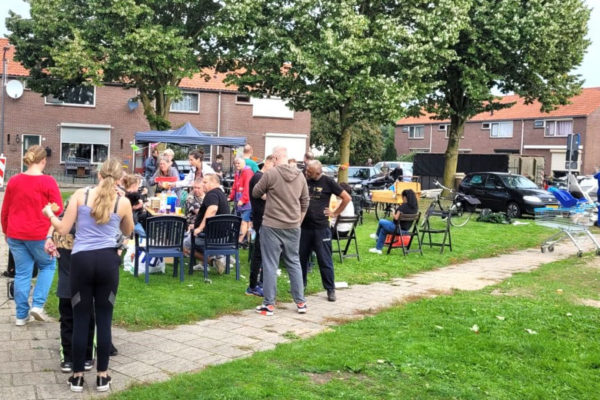 Bewoners in Stenfert organiseren Opfleurdag in Dieren. Foto: Linda Dasselaar