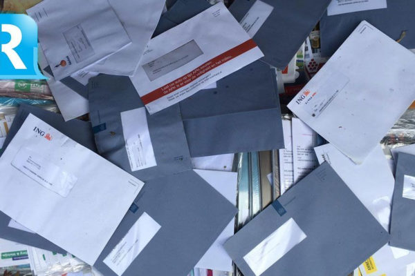 Postbode dumpt honderden poststukken in een tuin. Foto: Studio Rheden