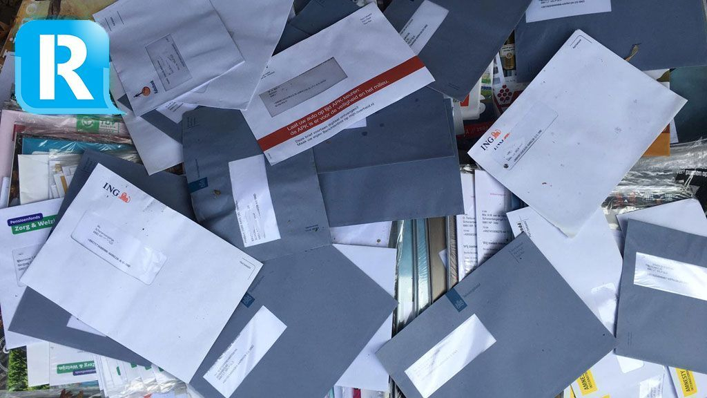Postbode dumpt honderden poststukken in een tuin. Foto: Studio Rheden