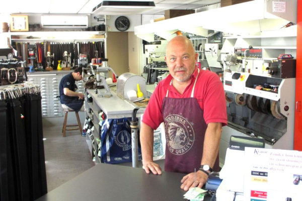 Bekende Dierense schoenmaker met pensioen. Foto: Theo Arts