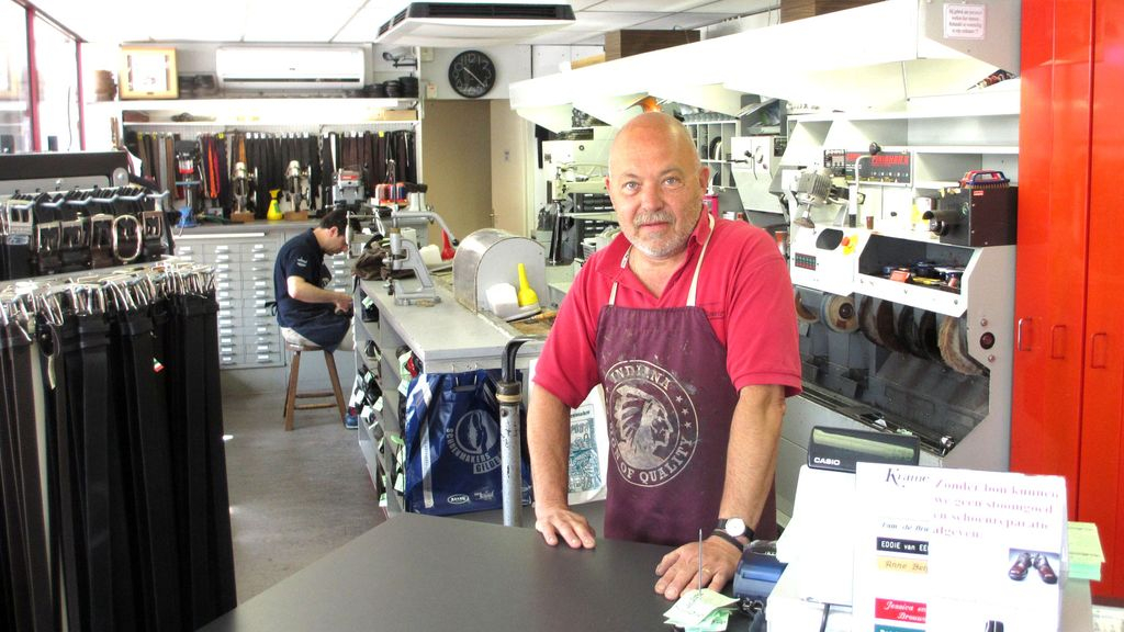 Bekende Dierense schoenmaker met pensioen. Foto: Theo Arts