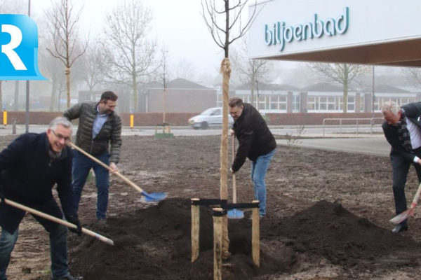 Zwemvereniging biedt boom aan ter ere van opening Biljoenbad Foto: Gemeente Rheden