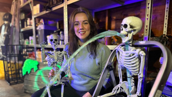 Angela Danen met haar skelet. Foto: Omroep Gelderland