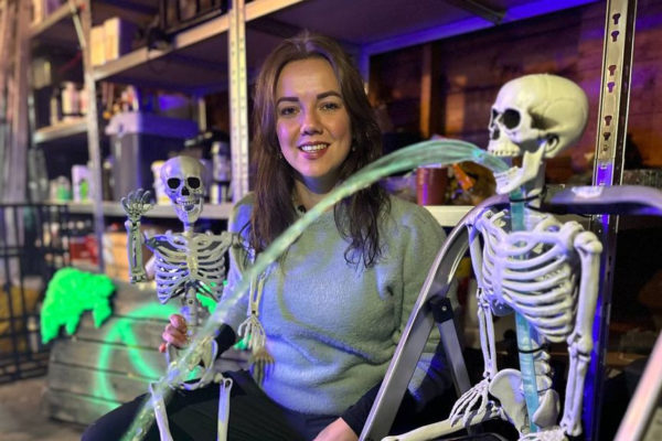 Angela Danen met haar skelet. Foto: Omroep Gelderland