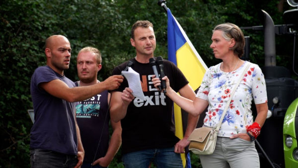 Willeam Schoonhoven van boerenactiegroep Farmers Defence Force (FDF) legt namens de boeren de toekomstplannen uit.