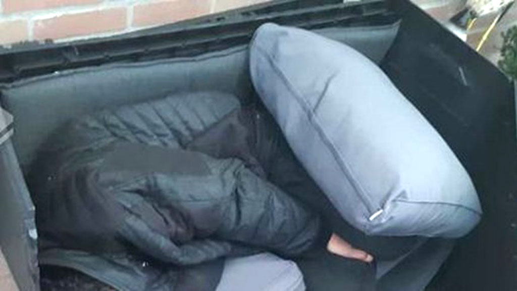 Bewoners treffen slapende man aan in opbergkist in Spankeren Foto: Studio Rheden