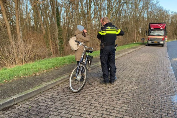 Vrouw probeert over snelweg naar Arnhem te fietsen Foto: Studio Rheden