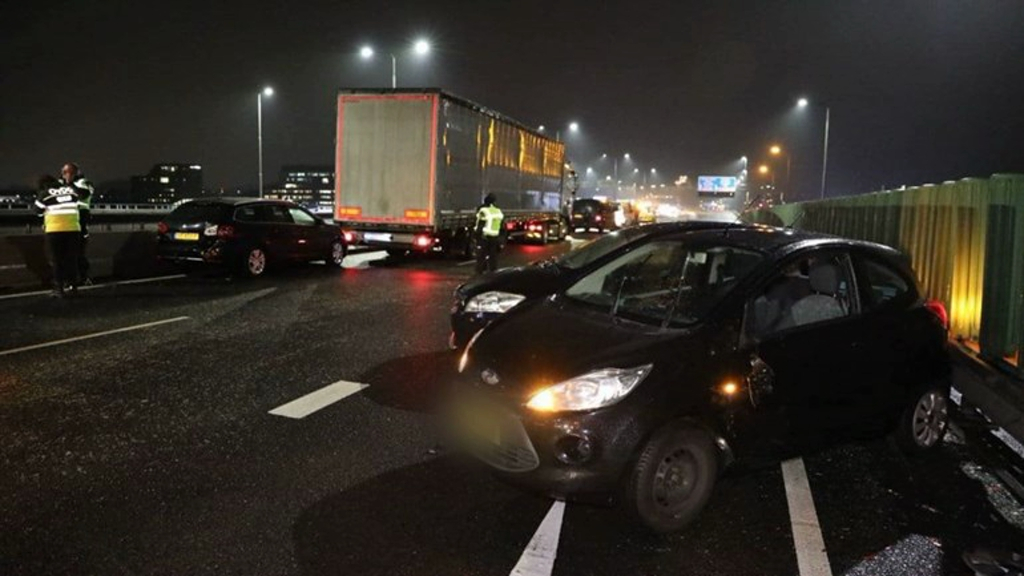 Chaos: zeventien auto’s en twee vrachtwagens botsen bij IJsselbrug door gladheid Foto: Studio Rheden