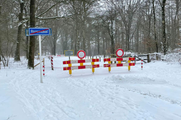 Wegen op Posbank tot na weekend op slot door sneeuw Foto: Studio Rheden