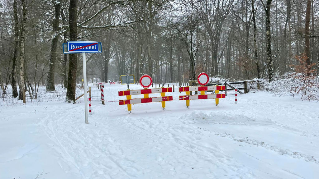 Wegen op Posbank tot na weekend op slot door sneeuw Foto: Studio Rheden